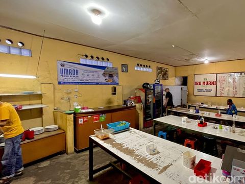 Rumah Makan Ibu Murni, warung nasi yang viral karena pelayanan bintang lima.