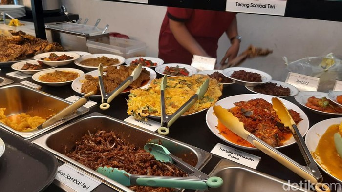 Rumah makan Padang Cinto Mandeh, yang menyajikan hidangan ala prasmanan