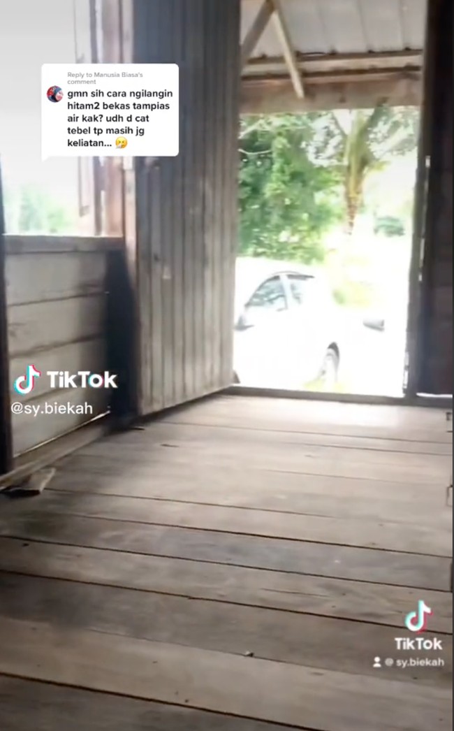Seluruh bagian rumah tampak begitu sederhana dengan hanya terbuat dari papan-papan kayu. Dari mulai pintu, dinding, dan lantainya tampak menggunakan papan-papan kayu berwarna coklat. Foto: TikTok/@sy.biekah