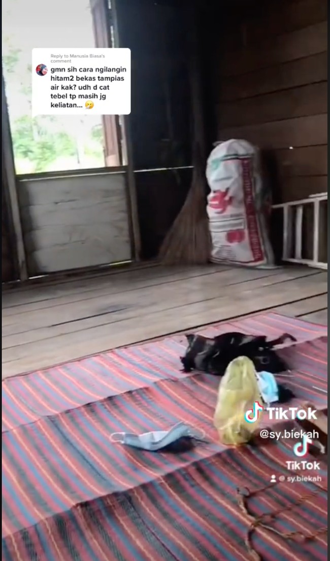 Bagian dalam rumah juga tampak kosong dengan hanya beralas karpet pada bagian lantainya. Jika dilihat rumah yang satu ini tampak tidak menarik. Namun siapa sangka rumah yang satu ini bisa disulap jadi terlihat mewah hanya dengan renovasi sederhana. Foto: TikTok/@sy.biekah