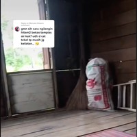 Bagian dalam rumah juga tampak kosong dengan hanya beralas karpet pada bagian lantainya. Jika dilihat rumah yang satu ini tampak tidak menarik. Namun siapa sangka rumah yang satu ini bisa disulap jadi terlihat mewah hanya dengan renovasi sederhana. Foto: TikTok/@sy.biekah