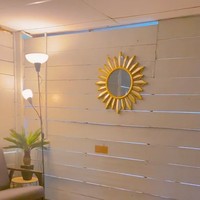 Dalam salah satu unggahan, sang pemilik rumah mengatakan jika dirinya awalnya mengecat tembok papan rumah tersebut menggunakan warna putih terlebih dahulu, baru setelahnya kembali di cat menggunakan cat minya warna abu-abu. asalnya rumah ni pondok dalam kebun😊..saya cat undercout putih dulu baru cat minyak warna grey..cara nak cuci saya tak pandai sebab saya main cat saja, ungkap sang pengunggah video. Foto: TikTok/@sy.biekah