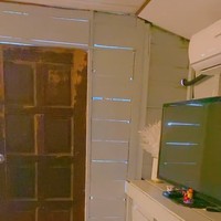 Lantainya pun jadi terlihat mewah dengan dilapisi vinyl kayu dan karpet. Ditambah dengan sofa, meja kaca, lemari, televisi, cermin, dan beberapa tanaman hias, rumah tersebut jadi tampak jauh berbeda dengan yang sebelumnya. Foto: TikTok/@sy.biekah