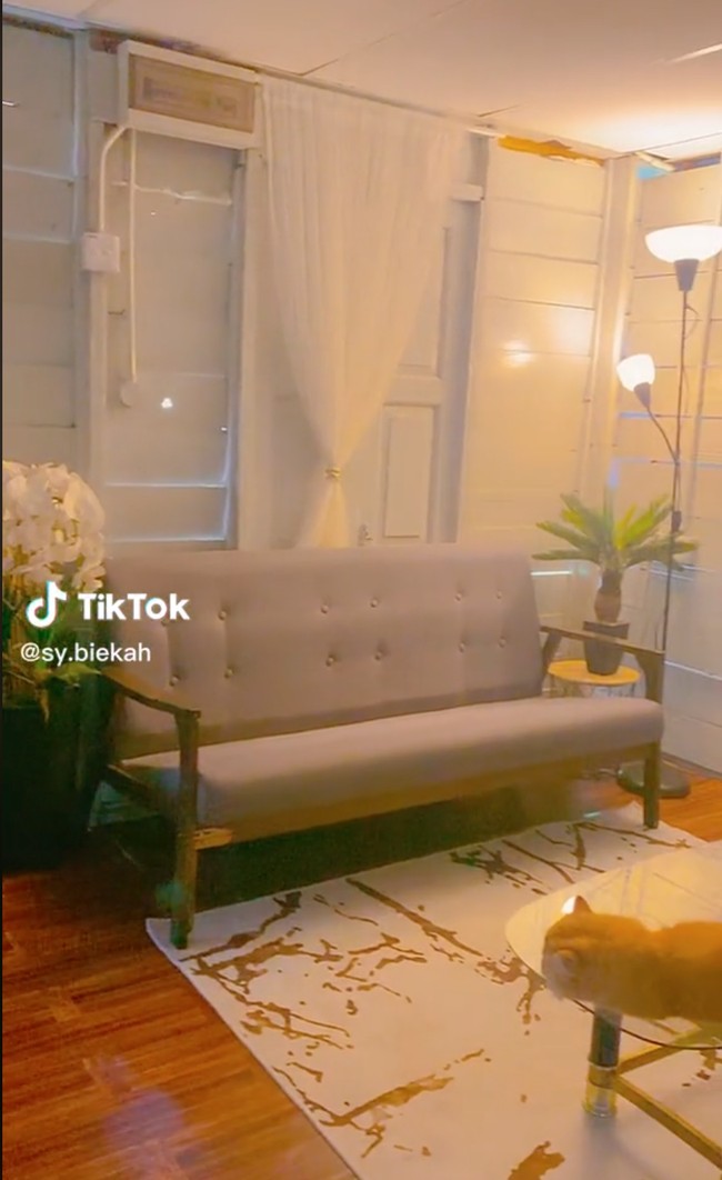 Setelah mendapat sedikit renovasi, rumah yang tadinya usang langsung terlihat amat berbeda, jadi mewah dan elegan. Penampakan rumah papan yang telah direnovasi itu bahkan telah ditayangkan lebih dari 15,6 ribu kali di TikTok. Foto: TikTok/@sy.biekah