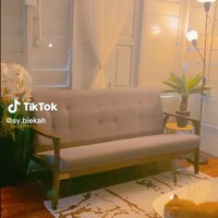 Setelah mendapat sedikit renovasi, rumah yang tadinya usang langsung terlihat amat berbeda, jadi mewah dan elegan. Penampakan rumah papan yang telah direnovasi itu bahkan telah ditayangkan lebih dari 15,6 ribu kali di TikTok. Foto: TikTok/@sy.biekah