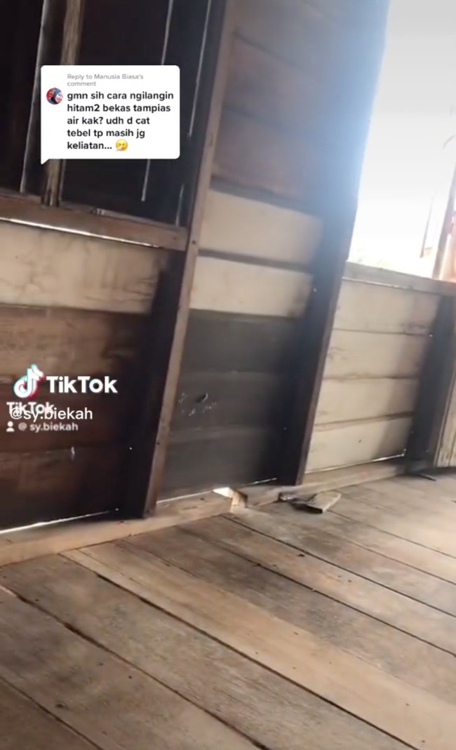 Penampakan rumah kayu ini dibagikan oleh pemilik akun TikTok asal Malaysia, @sy.biekah. Dalam video terlihat awalnya rumah kayu tersebut tampak kumuh dan usang. Foto: TikTok/@sy.biekah