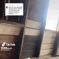 Penampakan rumah kayu ini dibagikan oleh pemilik akun TikTok asal Malaysia, @sy.biekah. Dalam video terlihat awalnya rumah kayu tersebut tampak kumuh dan usang. Foto: TikTok/@sy.biekah