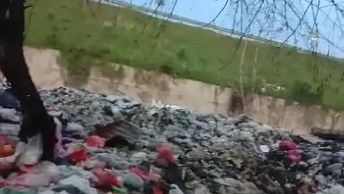 Sampah menumpuk dekat permukiman di Pondok Cabe Udik, Pamulang, Tangsel