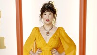 Sandra Oh tampak stunning dengan gaun oranye. Getty Images/Mike Coppola