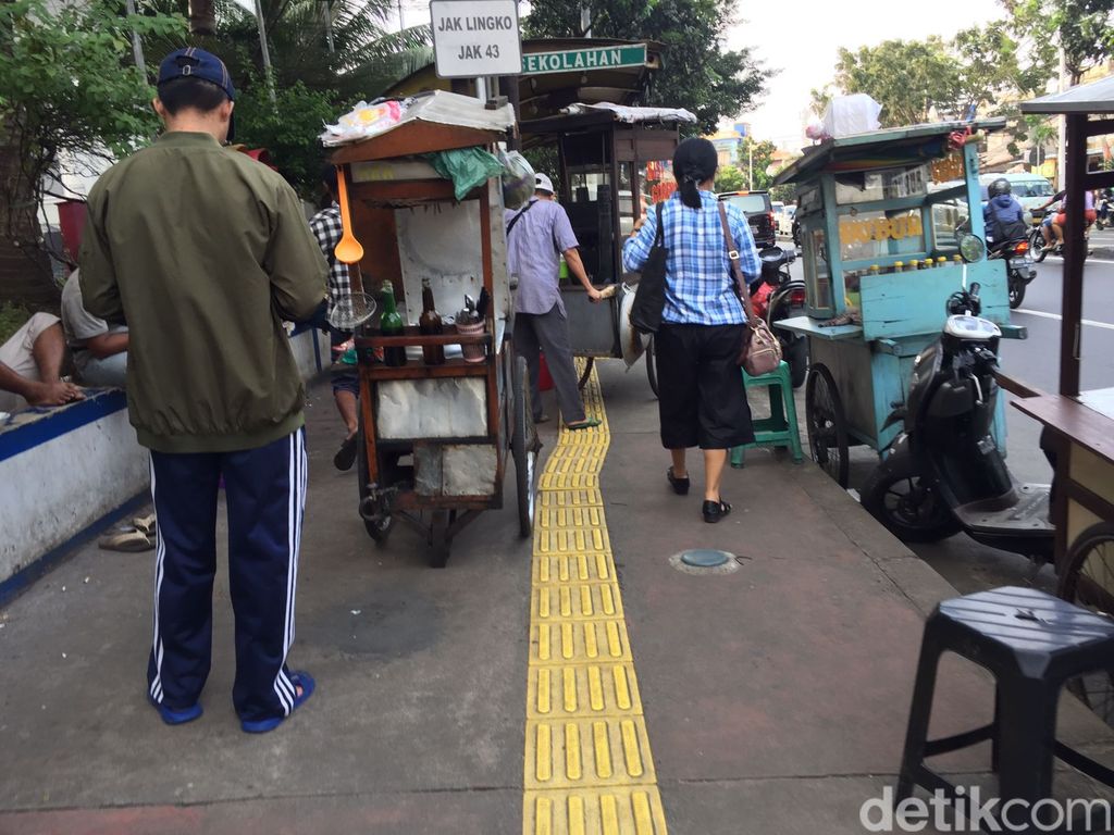 #SaveSiJalurKuning guiding block di Jl Dewi Sartika, Cililitan, Kramat Jati, Jaktim, 13 Maret 2023. (Fathia Nabila Qonita/detikcom)