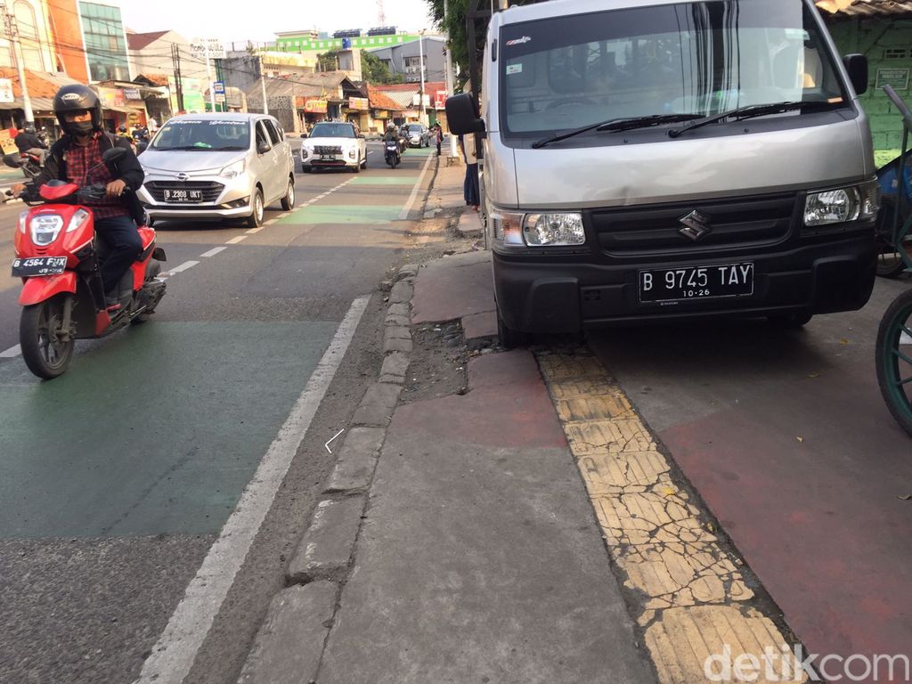 #SaveSiJalurKuning guiding block di Jl Dewi Sartika, Cililitan, Kramat Jati, Jaktim, 13 Maret 2023. (Fathia Nabila Qonita/detikcom)
