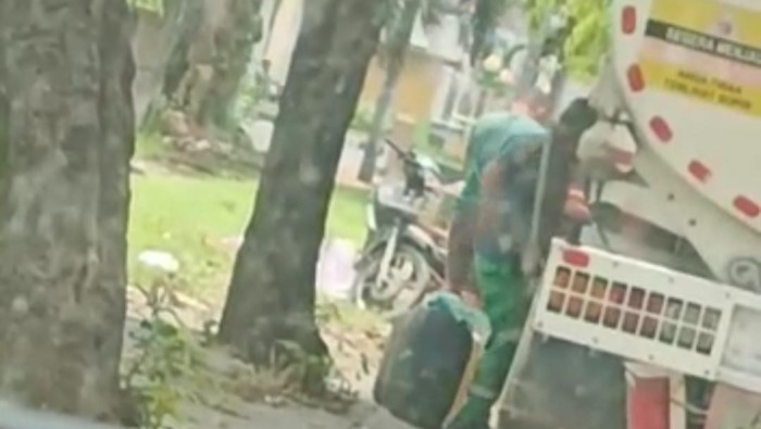 Screnshoot video diduga truk tangki BBM kencing di jalanan Kota Medan. (Foto: Istimewa)