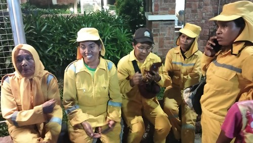 Sejumlah petugas kebersihan mengaku kecewa tak mendapat kaos dari presiden Jokowi yang dibagikan kepada warga usai meninjau Puncak Waringin di Labuan Bajo, Senin (13/3/2023). (Ambrosius Ardin/detikBali)