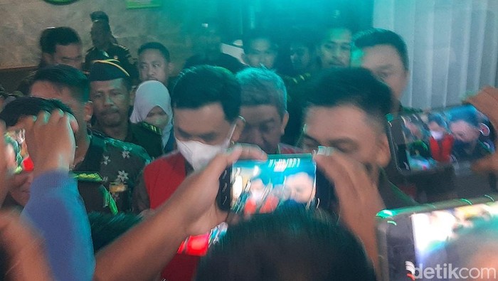 Sekda Kendari Ridwansyah Taridala sebagai tersangka kasus suap.