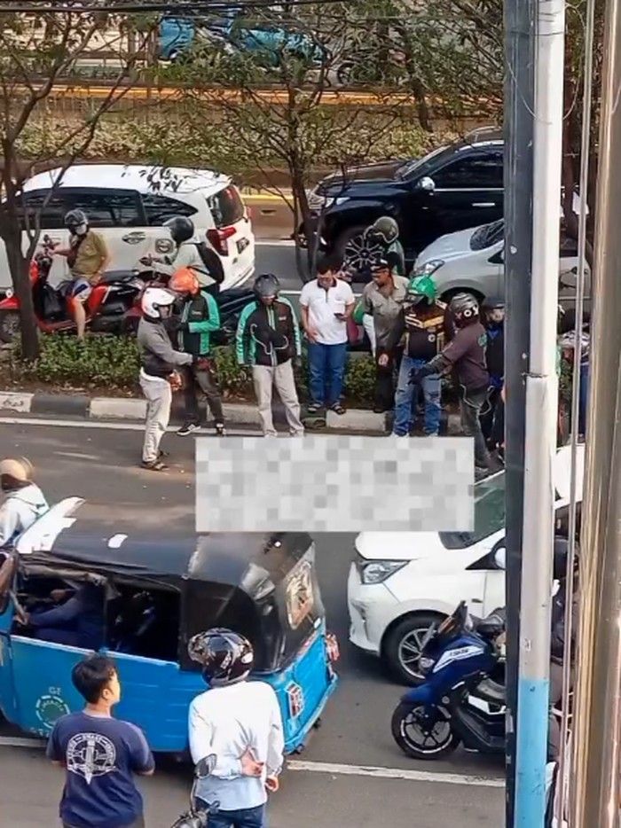 Seorang pengendara sepeda motor mengalami kecelakaan tunggal di kawasan Cempaka Putih, Jakpus. Pemotor yang merupakan guru meninggal dalam insiden itu. (IG @fachriandy_d)