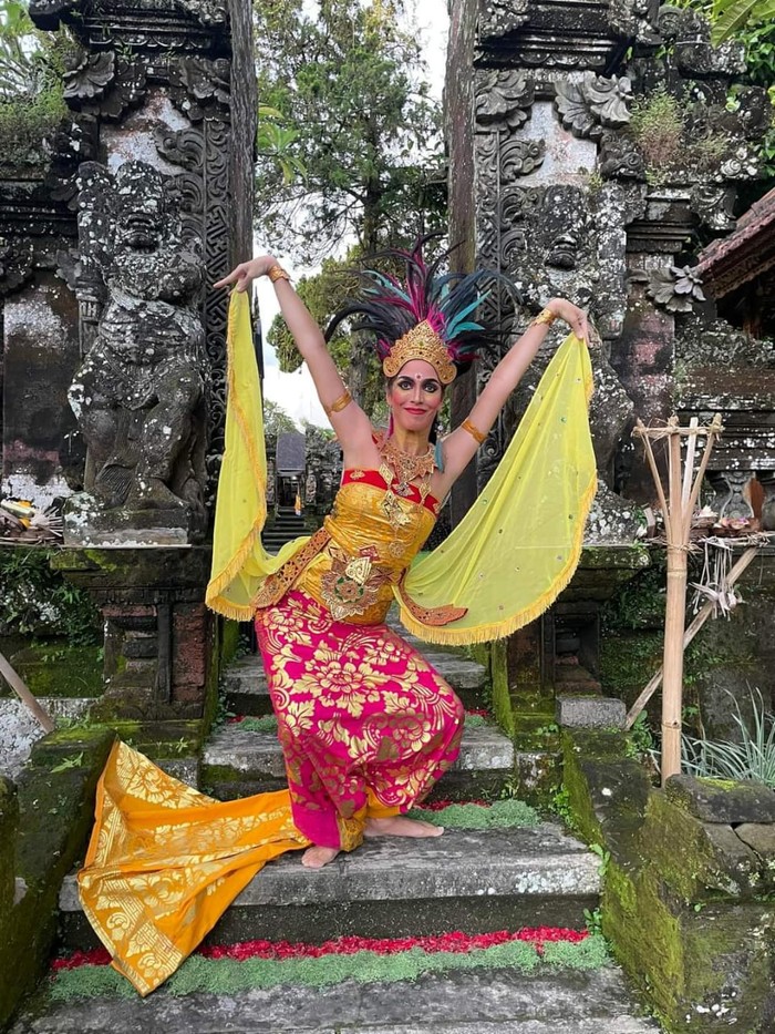 Seorang WNA asal Italia bernama Allegra Vasconcellos Ceccarelli viral setelah menawarkan kelas tarian Bali di media sosial.