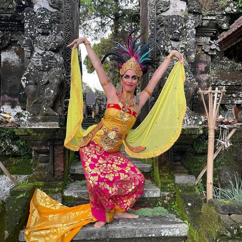 Seorang WNA asal Italia bernama Allegra Vasconcellos Ceccarelli viral setelah menawarkan kelas tarian Bali di media sosial.