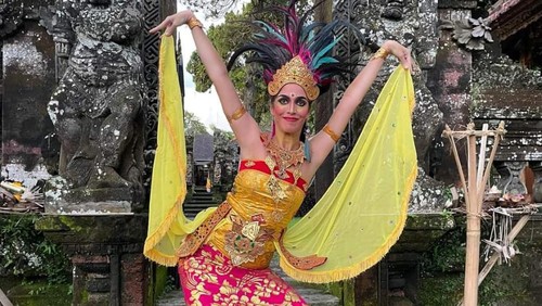 Seorang WNA asal Italia bernama Allegra Vasconcellos Ceccarelli viral setelah menawarkan kelas tarian Bali di media sosial.