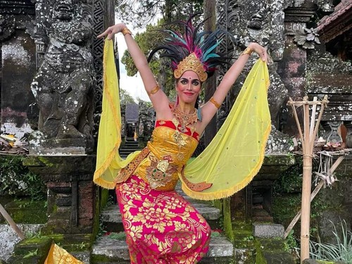 Seorang WNA asal Italia bernama Allegra Vasconcellos Ceccarelli viral setelah menawarkan kelas tarian Bali di media sosial.