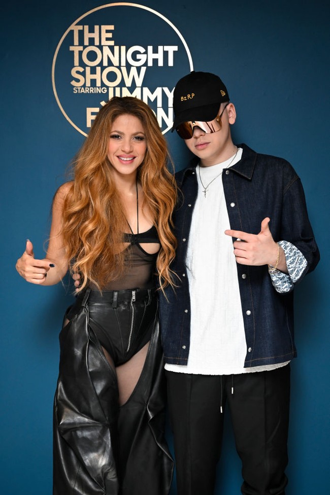 Shakira memadukan body suit tersebut dengan chaps (penutup kaki mirip celana) dari brand Mugler. Chaps Mugler ini berpotongan highwaist dan memiliki ciri khas cut out di bagian paha. Foto: Todd Owyoung/NBC via Getty Image/NBC