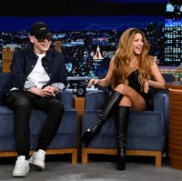 Saat berbincang dengan Jimmy Fallon, Shakira mengenakan mini dress hitam rancangan Alessandra & Rich. Foto: Todd Owyoung/NBC via Getty Image/NBC