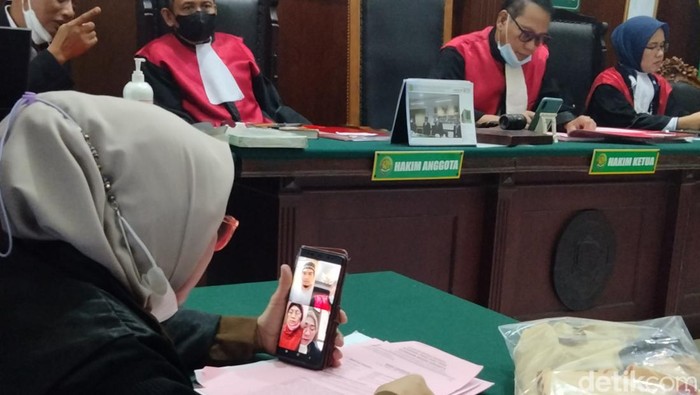 Sidang kasus pencurian mata uang asing di Surabaya