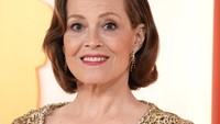 Ternyata wanita itu adalah Sigourney Weaver. Getty Images/Kevin Mazur