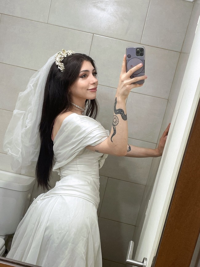 Sofi memutuskan untuk menggelar pernikahan meski tanpa pasangan. Dalam foto di Instagram, wanita itu tampaknya serius ingin menikahi dirinya selagi mengunggah foto dengan baju dan kue pengantin.Foto: Dok. Twitter Sofi Maure