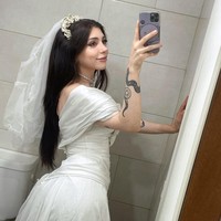 Sofi memutuskan untuk menggelar pernikahan meski tanpa pasangan. Dalam foto di Instagram, wanita itu tampaknya serius ingin menikahi dirinya selagi mengunggah foto dengan baju dan kue pengantin.Foto: Dok. Twitter Sofi Maure