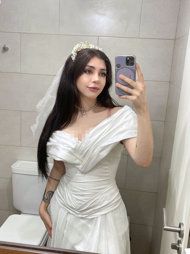 Banyak wanita yang menyerah dengan kisah percintaannya dan memutuskan untuk menikahi diri sendiri, yang terbaru selebgram Sofi Maure. Dalam unggahannya di Instagram, Sofi tampil menggelar pernikahan lengkap dengan veil dan tiara dan membuat kue sendiri sebagai perayaannya.Foto: Dok. Twitter Sofi Maure