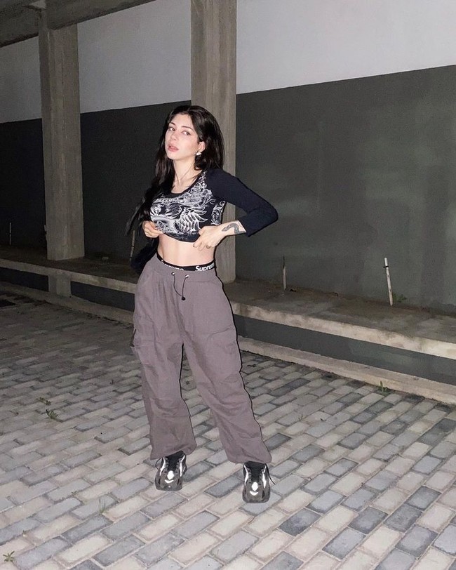 Sofi tidak mengatakan apa alasannya untuk menyudahi pernikahan dengan diri sendiri. Dalam kebanyakan kasus, wanita mengakhiri rumah tangga solo mereka dikarenakan sudah menemukan pria untuk jadi pasangan. Beberapa netizen yang mendukung keputusannya pun meminta agar selebgram itu tidak jadi cerai. Percaya padaku ini adalah pernikahan terbaik. Menikah dengan orang lain hanya akan menjadi konflik, tulis komentator.Foto: Instagram Sofi Maure