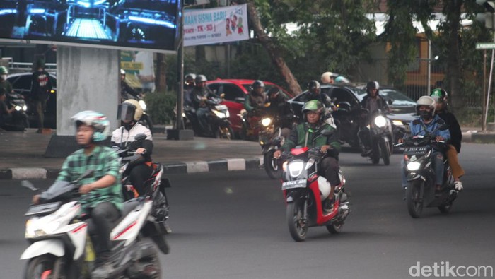 Suasana lalu lintas di Simpang Dago, Kota Bandung di jam pulang kantor, Senin (13/3/2023)