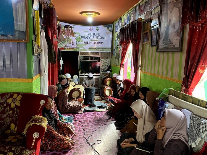 Sukarelawan Srikandi Ganjar Kalteng menggelar kegiatan pelatihan habsy dan hadrah dengan menggandeng Habsy Ar-Ridho.