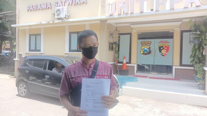 Syafii saat mengadukan tetangganya yang membawa kabur istri di Polres Probolinggo