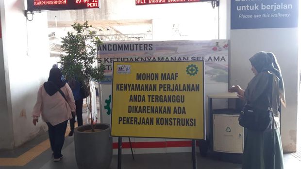 Tangga Tambahan Dibangun di Stasiun Manggarai, Begini Situasinya Pagi Ini