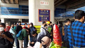 Tangga Tambahan Dibangun di Stasiun Manggarai, Begini Situasinya Pagi Ini