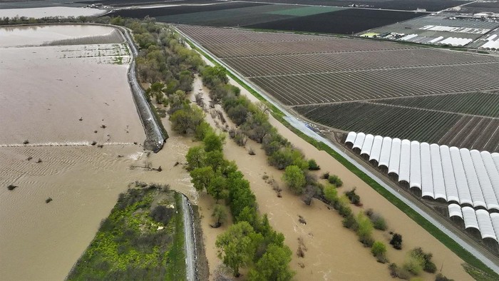 Hujan tidak hanya menyebabkan banjir di California. Tanggul Sungai Pajaro juga jebol akibat terjangan banjir. Ini penampakannya.