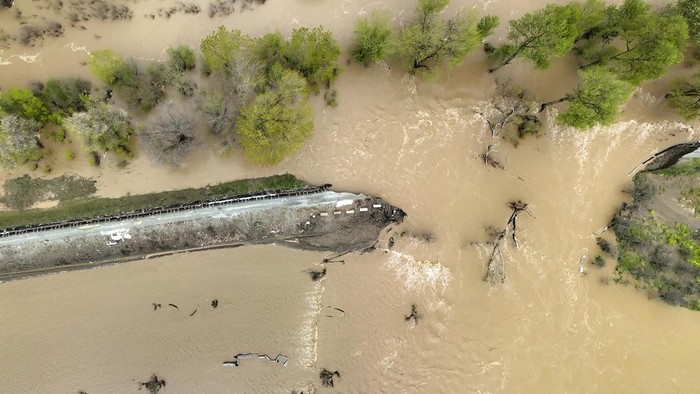 Hujan tidak hanya menyebabkan banjir di California. Tanggul Sungai Pajaro juga jebol akibat terjangan banjir. Ini penampakannya.