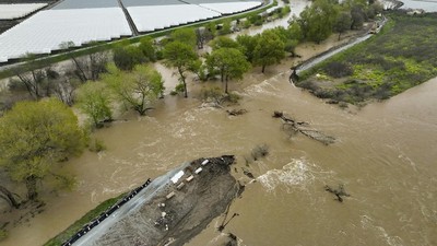 Penampakan Tanggul Sungai Pajaro California Jebol Diterjang Banjir