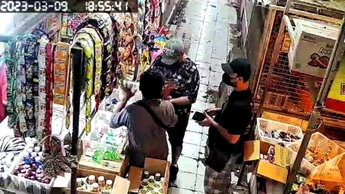 Tangkapan layar CCTV saat bule berulah bikin resah pedagang di pasar Sukabumi