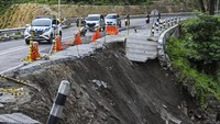 ejumlah kendaraan melintas di dekat tebing yang longsor di jalur wisata Pusuk, Kecamatan Pemenang, Tanjung, Lombok Utara, NTB, Senin (13/3/2023).
