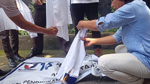 Tiga orang pengurus lama DPD Partai Perindo Kota Mataram membakar atribut partai seperti seragam, KTA, hingga pelang kantor pada Senin (13/3/2023) siang.