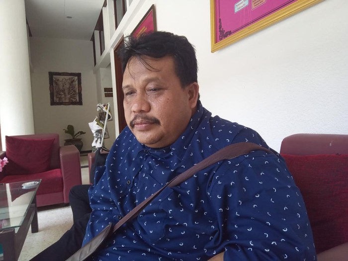 Tim Kuasa Hukum Agus Sujoko mendampingi Rektor Unud I Nyoman Gde Antara yang sedang menjalani pemeriksaan sebagai saksi di Kejaksaan Tinggi Bali, Senin (13/3/2023). (Aryo Mahendro/detikBali).