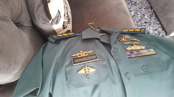TNI AL menyita seragam TNI dari Qomarudin yang mengaku-aku anggota TNI padahal bukan.