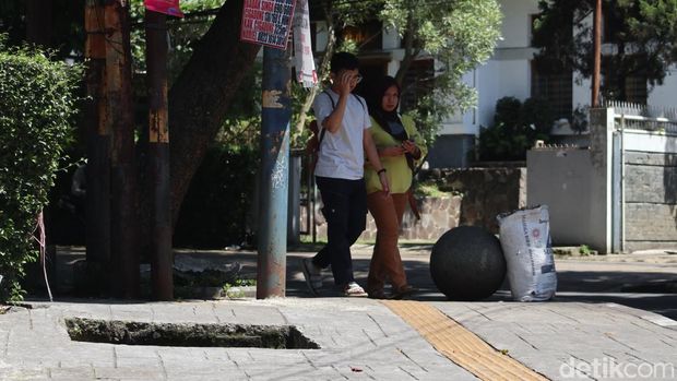 Pejalan kaki yang melintasi trotoar Jalan Sulanjana, Kota Bandung wajib berhati-hati. Sebab ada sebuah lubang menganga yang terdapat di salah satu sudut jalan, Senin (13/3/2023).