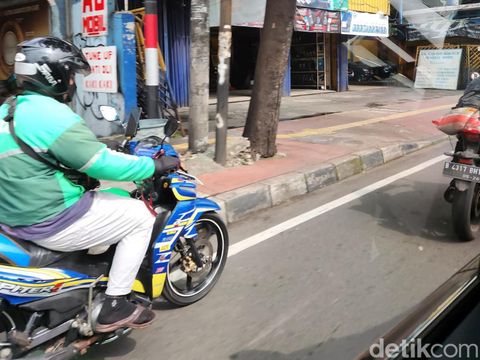 Trotoar Jl Dewi Sartika arah Jl Otto Iskandar Dinata, Jakarta Timur, 13 Maret 2023. (Elvan Dany Sutrisno/detikcom)