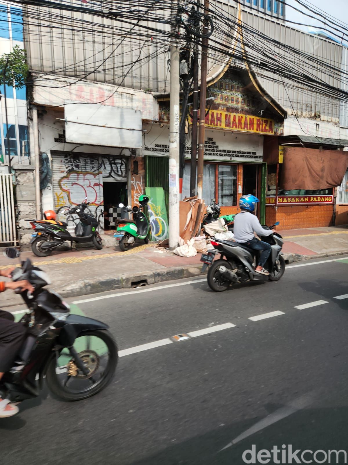 Trotoar Jl Dewi Sartika arah Jl Otto Iskandar Dinata, Jakarta Timur, 13 Maret 2023. (Elvan Dany Sutrisno/detikcom)