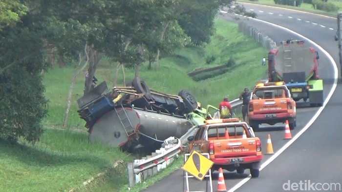 Truk pengangkut gula cair terguling di Tol Cipali, Sening (13/3/2023)