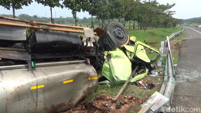 Truk pengangkut gula cair terguling di Tol Cipali, Sening (13/3/2023)