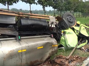 Truk Pengangkut Gula Cair Terguling di Tol Cipali, Ringsek Parah!